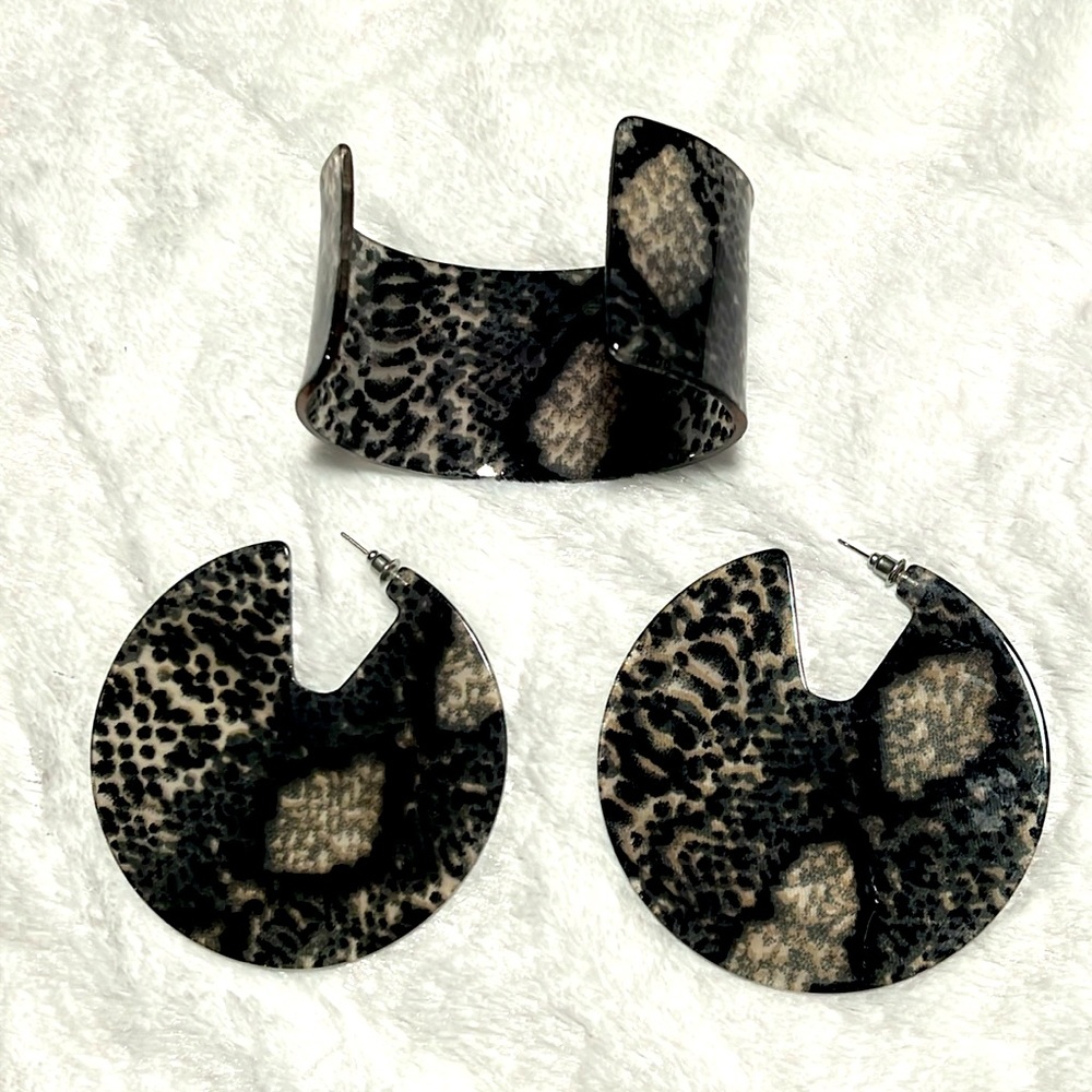 Python Print Acrylic Cuff Silver Black And Earrin… - image 2